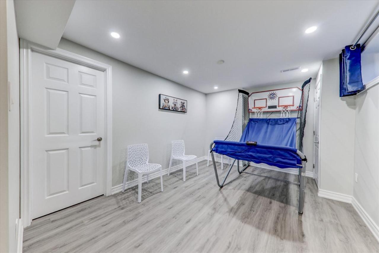 Stunning 7 Bedroom Rougeview Home With 2 Kitchens, 5 Bathrooms, Amazing Backyard & 8-Car Parking Toronto Exterior foto