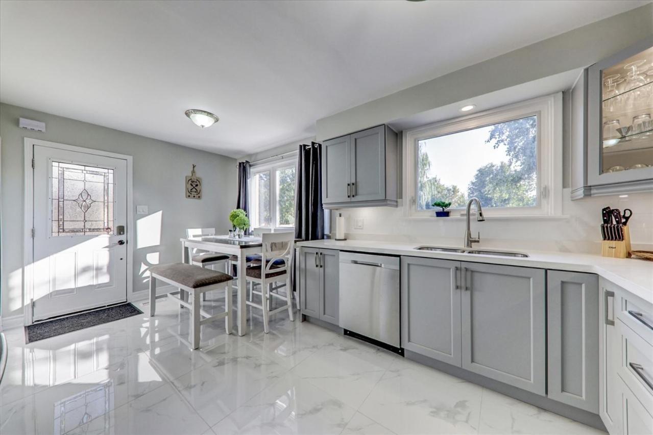 Stunning 7 Bedroom Rougeview Home With 2 Kitchens, 5 Bathrooms, Amazing Backyard & 8-Car Parking Toronto Exterior foto