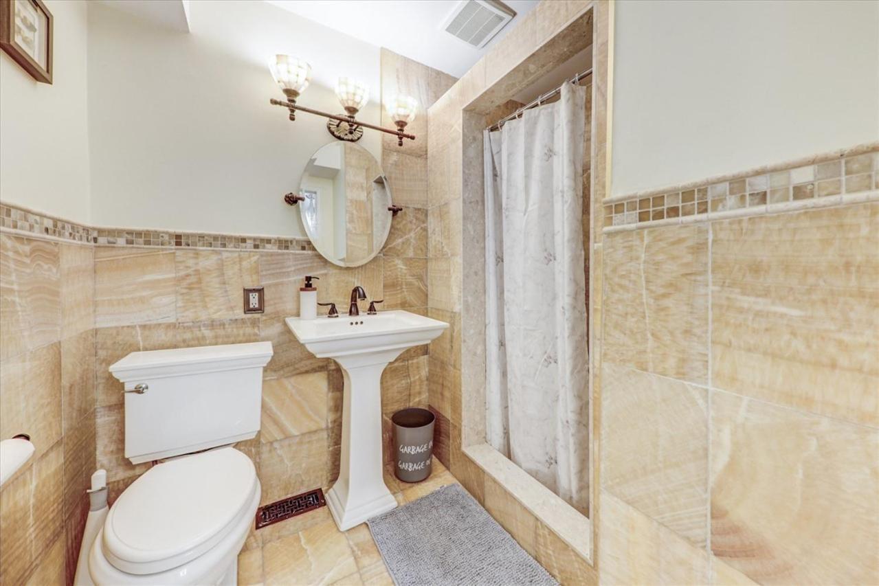 Stunning 7 Bedroom Rougeview Home With 2 Kitchens, 5 Bathrooms, Amazing Backyard & 8-Car Parking Toronto Exterior foto