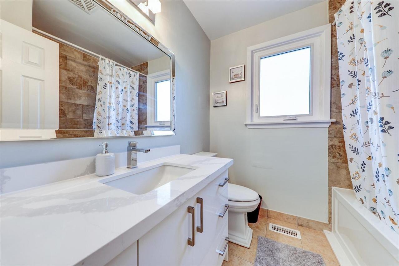 Stunning 7 Bedroom Rougeview Home With 2 Kitchens, 5 Bathrooms, Amazing Backyard & 8-Car Parking Toronto Exterior foto